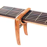 Guitto GGC-04-WOOD Каподастр для классической гитары, под дерево